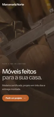 Site de uma marcenaria: a página inicial no computador, com fotos da oficina e os móveis em destaque, e a página de uma mesa no celular.